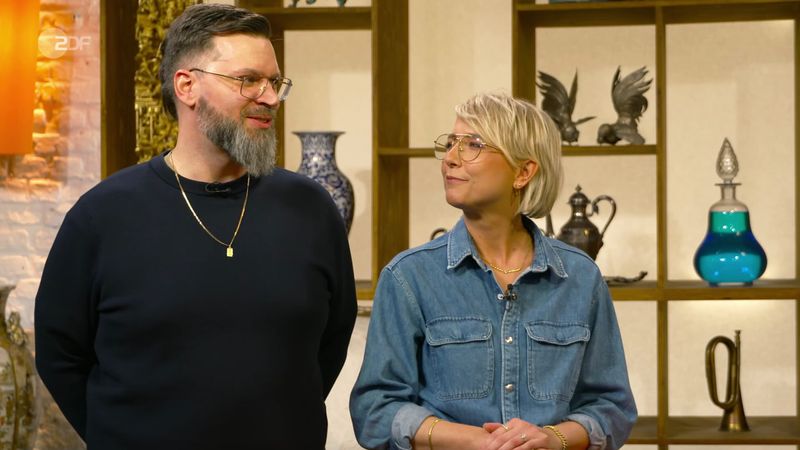 Roland sammelte am liebsten "kleine, niedliche Silberstücke jeglicher Art", erzählte der Verkäufer. Auch seine Ehefrau Annika verriet, dass sie gerne mit auf den Trödelmarkt ging. Doch das kleine Objekt aus der Sammlung stammte nicht vom Flohmarkt. Das hatte Roland nämlich "relativ günstig bei einer Haushaltsauflösung online ersteigert". 