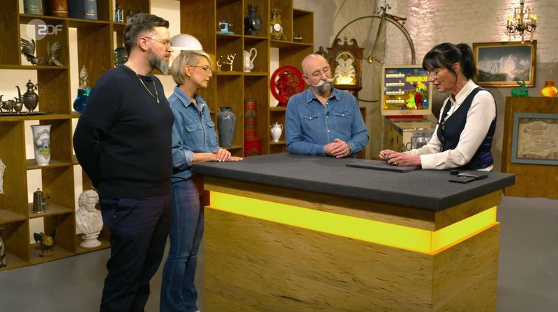 "Die Vitrine quillt langsam über", erklärte Verkäufer und Sammler Roland aus Hamminkeln in der Montagsausgabe der ZDF-Trödelshow "Bares für Rares". Horst Lichter grübelte, um was es sich bei dem Objekt überhaupt handelte und tippte dann auf "Feenschrank". Auch im Händlerraum gab das Mini-Schränkchen erstmal Rätsel auf: "Was ist das?" 