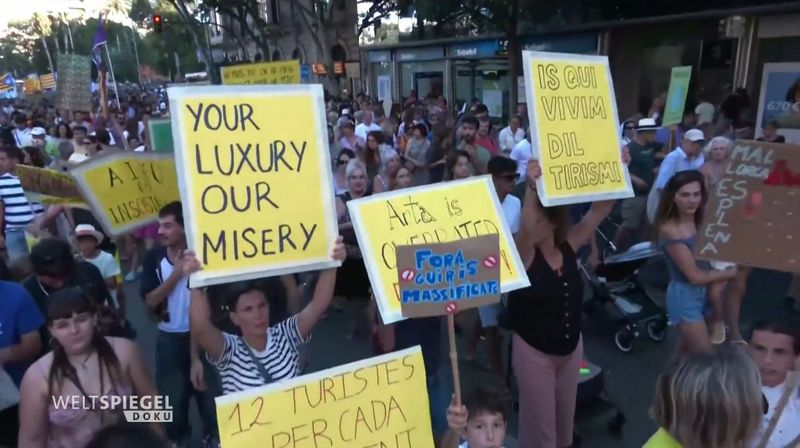 "Euer Luxus ist unser Elend" - mit Bannern wie diesen demonstrierten zuletzt mallorquinische Einheimische gegen den inflationären Zuzug von Superreichen. 