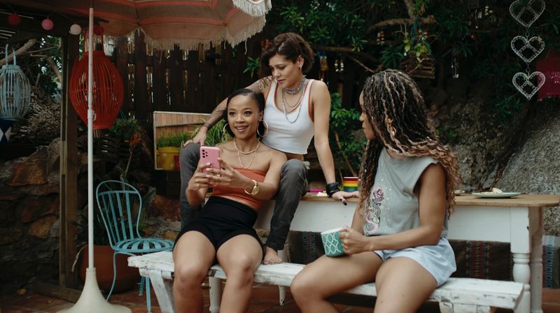 Mandisa (Gaosi Raditholo, links) überzeugt Cleo (Tarry Wyngaard, Mitte) und Nina (Amara Okereke) von ihrem Plan, um den Typen zu bestrafen, der Nina beklaut hat.
