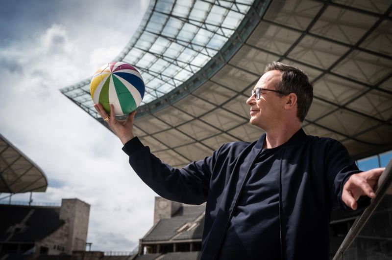 Moderations-Künstler am bunten Ball? Matthias Opdenhövel ist wie schon bei der für den Sender sehr erfolgreichen U21-EM der Fußball-Anchorman bei SAT.1.