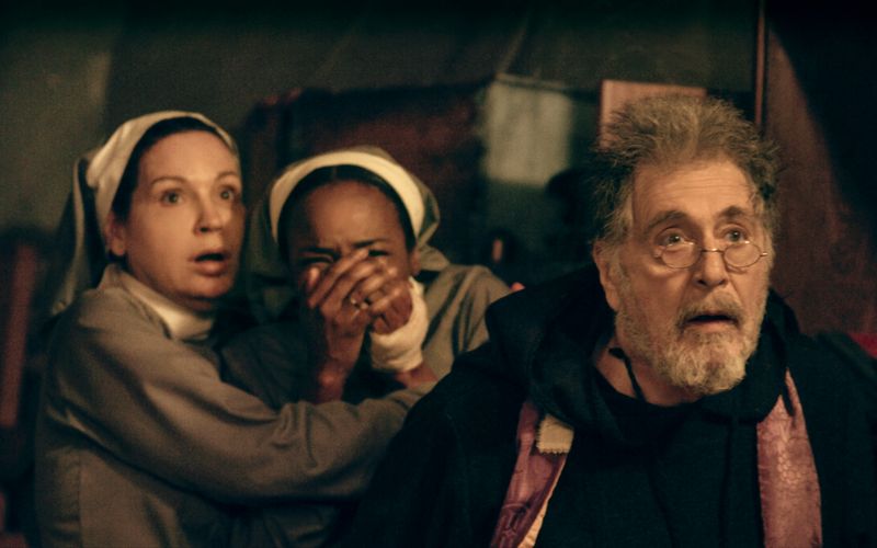 Priester Theophilus Riesinger (Al Pacino) ist schockiert von den Ereignissen während des Exorzismus. 