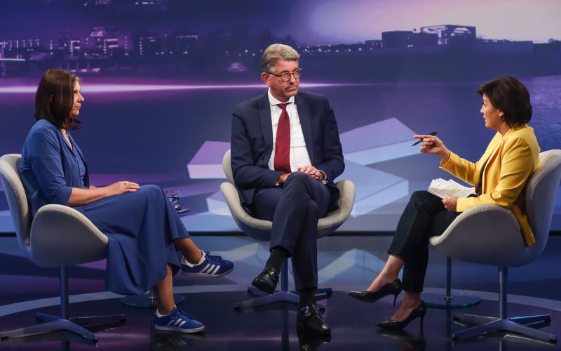 Kulturstaatsminister Wolfram Weimer und die Grünen-Politikerin Katrin Göring-Eckardt trafen bei "maischberger" aufeinander.