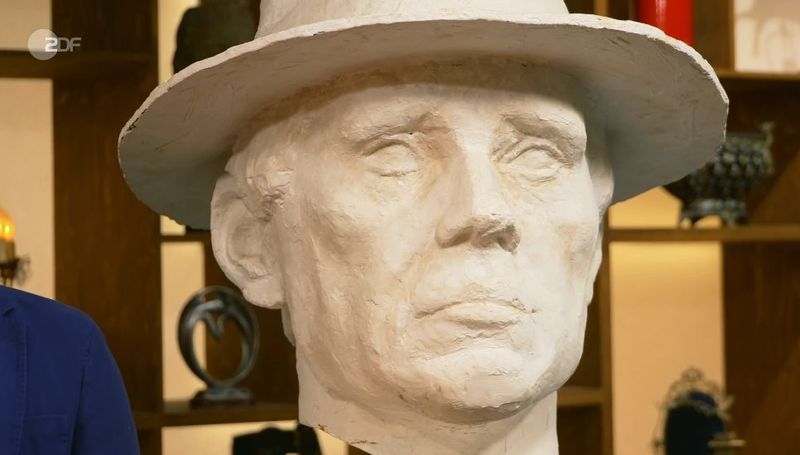 Die Büste habe Udo einst von einem Bekannten geschenkt bekommen, verriet er. Dieser hatte sie zusammen mit einer nicht weniger riesigen Beethoven-Büste ersteigert. Beide Werke gehören zu einer Serie von 46 Büsten berühmter Deutscher, die für die EXPO 2000 geschaffen wurden.