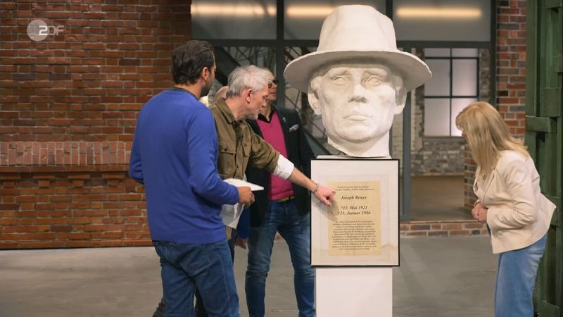 Im Händlerraum zeigte man sich vor allem von der Ausstellung auf der EXPO in Hannover beeindruckt. Den Wert des Riesenkopfes einschätzen konnte jedoch auch hier niemand so recht.