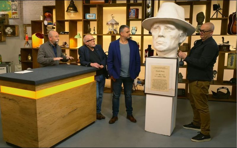 Die Verkäufer Udo und Michael hatten für die Dienstagsausgabe von "Bares für Rares" ein echtes Highlight im Gepäck: eine riesige Büste des Künstlers Joseph Beuys. Das Kunstwerk war 2000 im deutschen Pavillon der EXPO in Hannover ausgestellt. Experte Sven Deutschmanek (rechts) tat sich mit der Bewertung jedoch ungewohnt schwer.