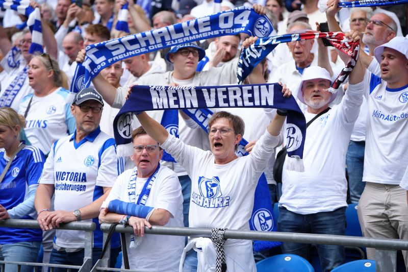Die Fans von FC Schalke 04 freuen sich auf die neue Saison 2025/26. Nach dem Motto: Es kann nur besser werden. SAT.1 zeigt das Eröffnungsspiel der Zweitliga-Saison, Schalke 04 gegen Hertha BSC Berlin. Die Kontrahenten klingen nach viel Bundesliga-Tradition. Auch die Stimmung in der Veltins Arena auf Schalke wird erstligareif sein.