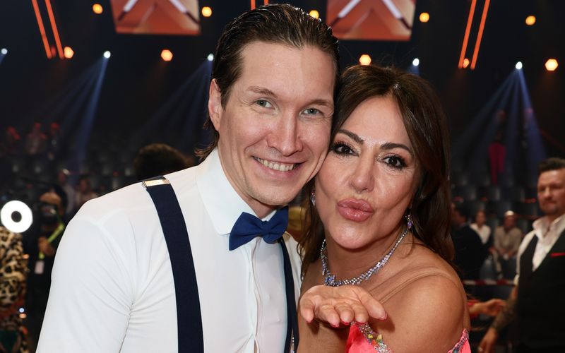 Die Fans finden: Mit seinen Äußerungen hat sich Evgeny Vinokurov - hier mit Tanzpartnerin Simone Thomalla - ins Aus geschossen.
