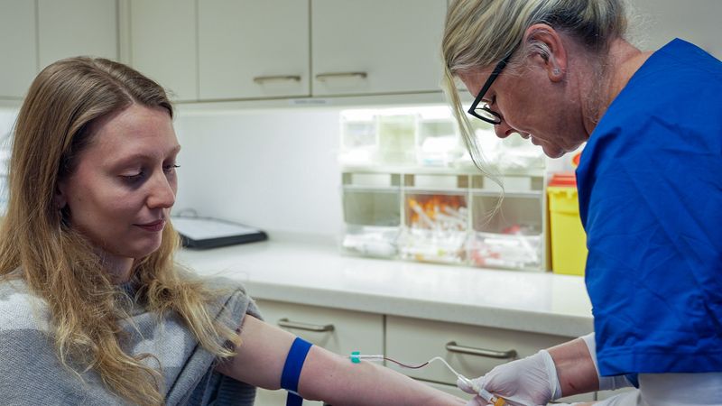 Olga (33) (links) wird nach einem Eizellentransfer für einen Schwangerschaftstest Blut abgenommen. Sie ist nicht schwanger.
