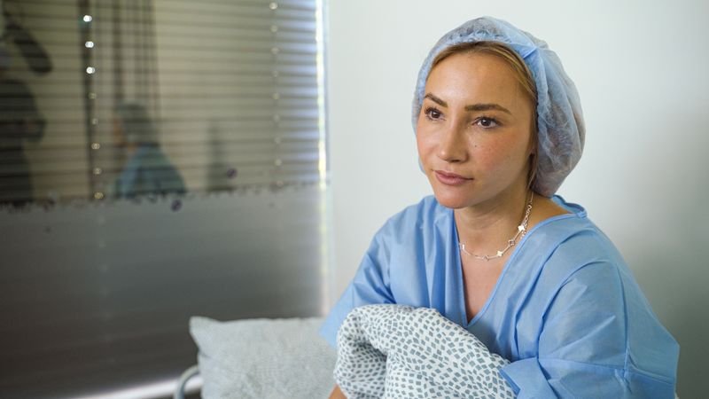 Alina (37) wartet auf die OP zur Eizellenentnahme für ihre siebte künstliche Befruchtung. Sie hat Hoffnung, dass es dieses Mal funktioniert.