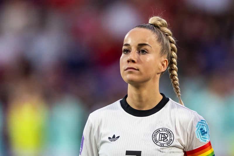 "Ich glaube, da kann sich jeder drauf freuen, was da für Engelsstimmen herausgekommen sind", kündigte Teamkapitänin Giulia Gwinn an.