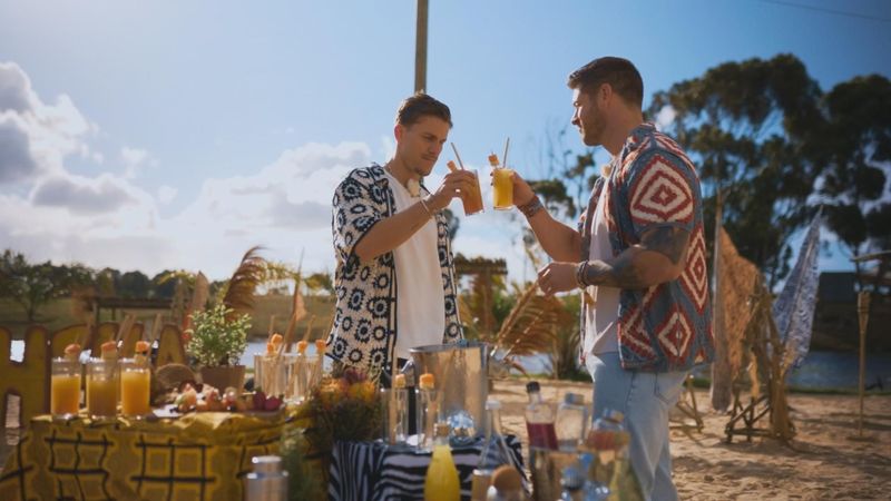 Felix Stein und Martin Braun stärken sich für ihre Dates.