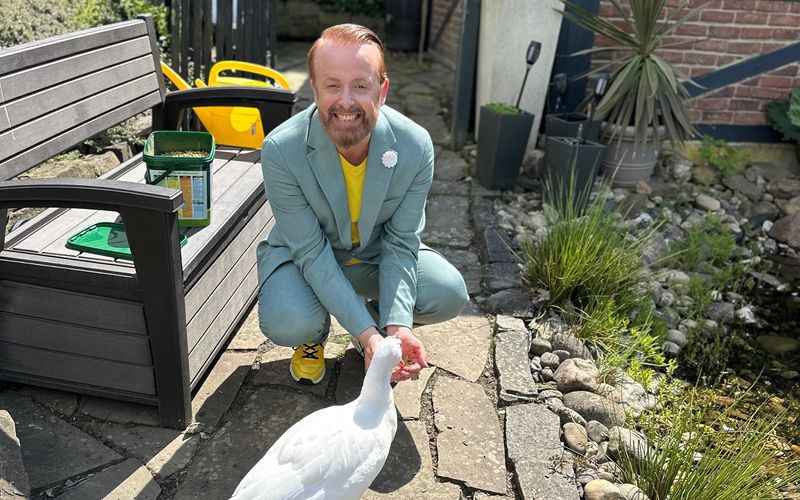 "Ich habe ein sehr enges Verhältnis zu den Enten", verrät Ross Antony im Interview mit der Nachrichtenagentur teleschau. Der frühere Bro'Sis-Star erzählt, warum ihm die Tiere ihn so glücklich machen und wie sie ihm dabei helfen, privat abzuschalten.