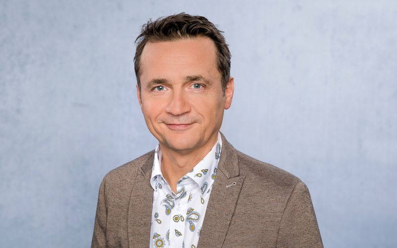 Im Dezember 2025 feiert Wettermann Donald Bäcker Jubiläum beim ARD-Morgenmagazin - er ist seit 20 Jahren dabei. Der 1968 geborene Bäcker ist kein Show-Typ, sondern er erklärt präzise und verständlich, wie Wetter und Wettervorhersage funktionieren. 