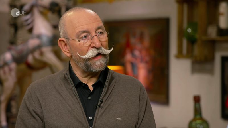 Der begann wie üblich mit der Expertise. "Du hast was Schönes mitgebracht", freute sich Moderator Horst Lichter über den Koffer von Klaus aus Zürich. Der Verkäufer hatte das gute Stück vor 15 Jahren auf einem Antikmarkt in Paris gekauft. Das konnte Lichter kaum glauben. Denn das Stoffmuster verriet bereits den teuren Markennamen des Objekts: "Und das gab's auf einem Antikmarkt? Cool."