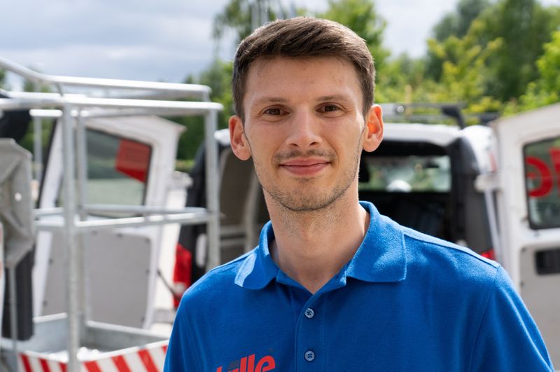 Dennis entstammt einer Gebäudereiniger-Familie, seine Eltern besitzen einen eigenen Betrieb mit 100 Mitarbeitern, den der Sohn nun übernehmen wird. Auch er hat seinen Meister in Gebäudereinigung und liebt seinen Job. Kaum zu glauben, dass er zuvor eine künstlerische Laufbahn einschlagen und Regisseur werden wollte.