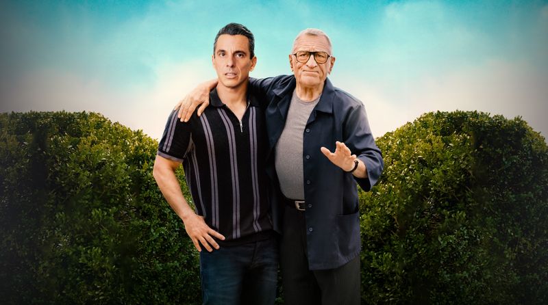 In der Familienkomödie "Und dann kam Dad" plant Sebastian (Sebastian Maniscalco, links), seine großen Liebe Ellie zu heiraten. Doch sein Vater Salvo (Robert De Niro) stellt sich quer und sorgt für ordentlich Wirbel. Als die beiden sehr unterschiedlichen Familien aufeinandertreffen, ist das Chaos vorprogrammiert.