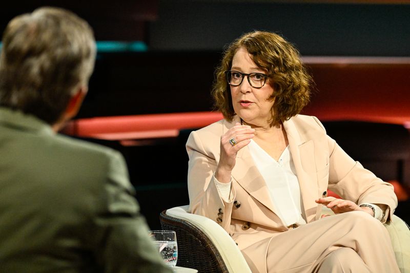 Journalistin Christina Berndt sprach in Bezug auf den Sudhof-Bericht von fragwürdigen Geschäften, "Provisionen, aber auch Beauftragungen im hemdsärmeligen Verfahren durch Herrn Spahn, von einer Firma, die mit der CDU sehr vernetzt ist".