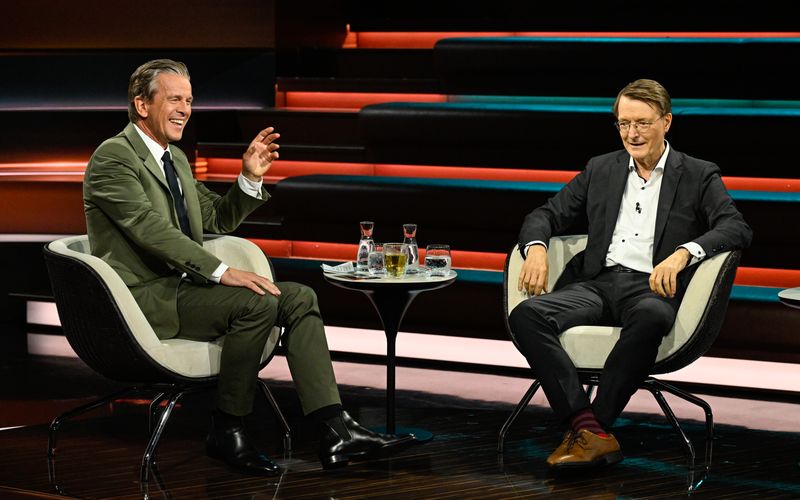Im Gespräch mit Markus Lanz geriet Karl Lauterbach in Erklärungsnot, als es um die geschwärzten Passagen des Sudhof-Berichts ging. Markus Lanz hatte gut lachen.