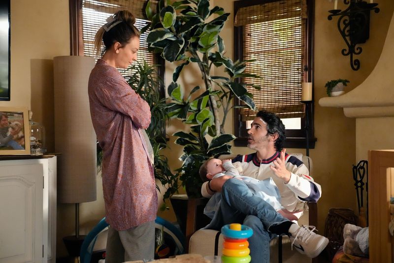 Die Geburt ihres Babys stellt das ohnehin schon turbulente Leben von Ava Bartlett (Kaley Cuoco) und Nathan Bartlett (Chris Messina) zusätzlich auf den Kopf. 