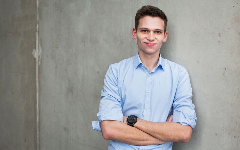 Fabian Köster wurde am 14. Juli 30 Jahre alt und ist bereits seit 2016 als Außenreporter der Satire-Nachrichtenshow im ZDF im Einsatz. Nun führt das "heute-show"-Nesthäkchen erstmals durch seine eigene Sendung - ein 30-minütiges Gespräch mit einem Spitzenpolitiker oder einer Spitzenpolitikerin.