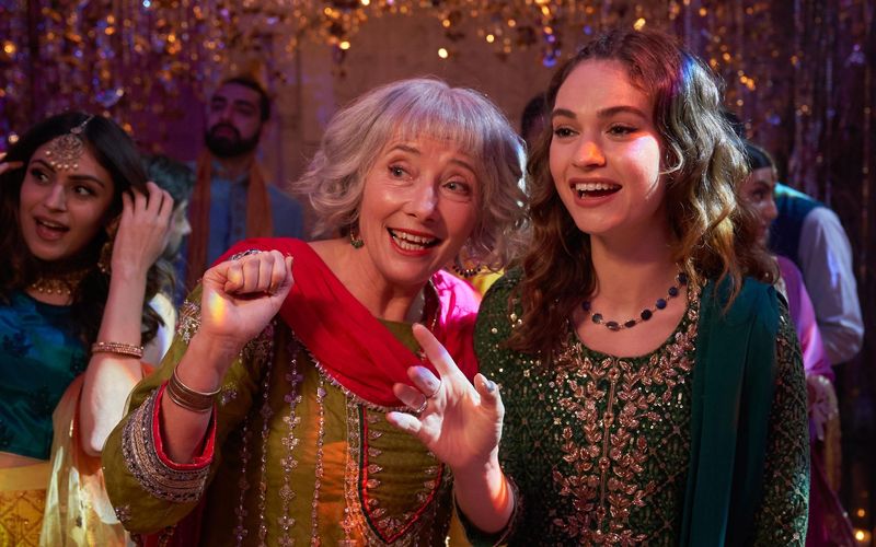 "What's Love Got to Do with It?" wurde vom indischen Regisseur Shekhar Kapur inszeniert. Neben Lily James (rechts) erhielt auch Emma Thompson eine Rolle in der Komödie. 
