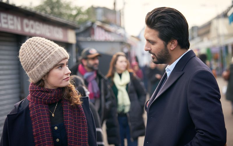 Romantische Komödie mit viel Culture Clash: Zoe (Lily James) und Kazim (Shazad Latif), die beiden Hauptfiguren in "What's Love Got to Do with It?", kennen sich schon ewig. Nun soll "Kaz" eine Frau heiraten, die seine Eltern für ihn ausgesucht haben. 