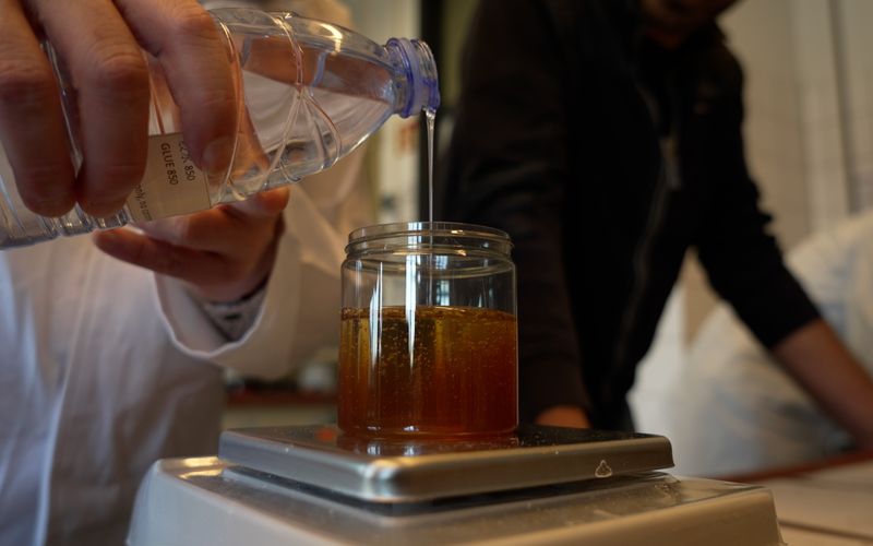 Zuckersirup ins Honigglas: Sirup im Honig ist nicht nur im Labor schwer nachzuweisen, er lässt sich auch kaum aus dem Honig herausschmecken.