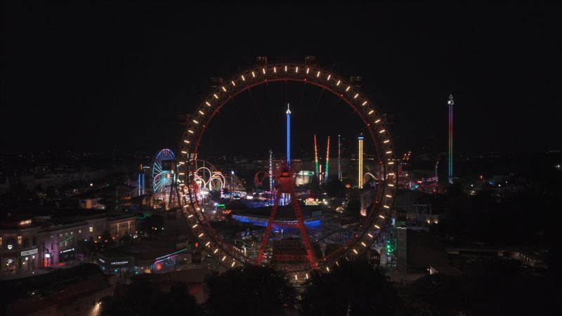 Im Wiener Prater dreht sich das berühmte Riesenrad auch spät noch im Dunkeln.