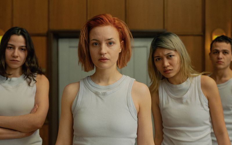 Mel (Beritan Balci, links), Resi (Sarah Mahita, zweite von links), Sophie (Nhung Hong) und Philipp (David Ali Rashed) wissen nicht, wo sie gelandet sind.