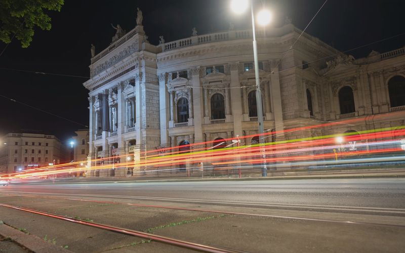 Die Ringstraße mit ihren Prachtbauten wie dem Wiener Burgtheater entfaltet nachts einen etwas unterkühlten Charme.