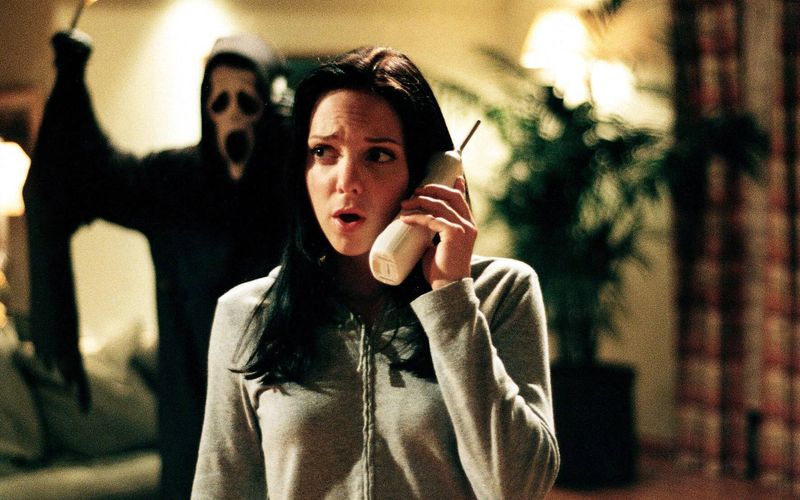 Horrorfans wissen: Beim Telefonieren schweben vor allem junge, gerne auch attraktive Frauen in großer Gefahr. Denn im Hintergrund lauert ein Mörder, ausgestattet mit Messer und Maske, der der Schönen nach dem Leben trachtet. Diese und andere Genre-Regeln nahm "Scary Movie" im Jahr 2000 genüsslich aufs Korn. Zum 25. Jubiläums der Filmparodie zeigt die Galerie, was aus ihren Stars wie Anna Faris (Bild) wurde.
