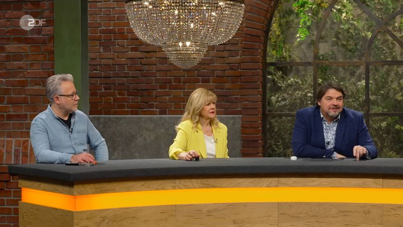 "Bares für Rares"-Händlerin Elke Velten kam mit ihren Händlerkollegen nicht mehr mit, als die sich gegenseitig in Windeseile überboten. In der Freitagsausgabe der ZDF-Trödelshow kam ein Preis zusammen, den sich der Verkäufer nicht hätte erträumen können ...
