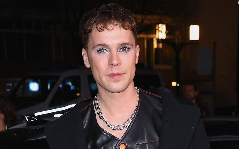 Verstellen? Das war einmal! In den letzten Jahren gaben viele Hollywood- und Musikstars an, dass sie non-binär oder nicht binär sind - so wie DJ Felix Jaehn. Das bedeutet, sie fühlen sich weder dem weiblichen, noch dem männlichen Geschlecht zugehörig. Welche Promis sich neben ebenfalls als non-binär geoutet haben, zeigt die Galerie.  