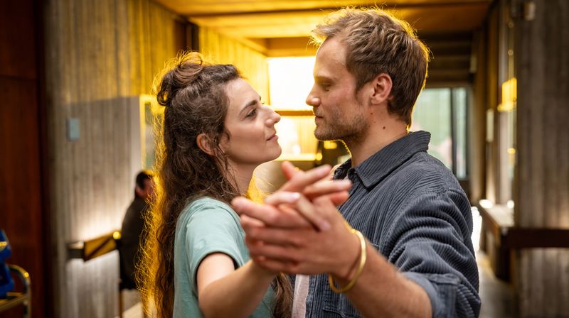 Mely (Seyneb Saleh) und Paul (Anton Spieker) wollen nächste Woche heiraten. Doch beide sind eigentlich bereits anderen versprochen. Das Liebesdrama "Nächte vor Hochzeiten" erzählt die Geschichte zweier Menschen, die eigentlich getrennte Wege gehen sollten.