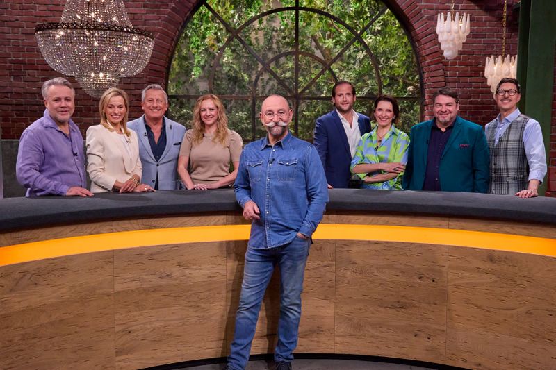 Ein moderner TV-Klassiker: Seit zehn Jahren lädt Horst Lichter montags bis freitags jeden Nachmittag im ZDF zu "Bares für Rares" ein und hat sich damit eine riesige Fan-Gemeinde geschaffen. Aber wer sind eigentlich die Expertinnen und Händler, die das Herzstück der Trödel-Show bilden?