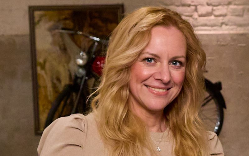 Annika Raßbach kam 2024 als Verkäuferin zu "Bares für Rares" - doch im Gespräch mit den Experten und Moderator Horst Lichter wurde klar, dass sie weit mehr als nur eine Sammlerin ist. Mit fundiertem Fachwissen und spürbarer Begeisterung für Antiquitäten, Raritäten und Vintageobjekte überzeugte und ist seit 2025 Teil des "Bares für Rares"-Expertenteams. 