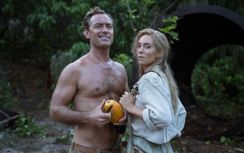 Dr. Friedrich Ritter (Jude Law) und seine Geliebte Dora Strauch (Vanessa Kirby) suchen auf einer einsamen Galapagosinsel nach Wahrheit und Erlösung. Bis neue Nachbarn auftauchen, die ihren Traum vom Paradies gefährden.