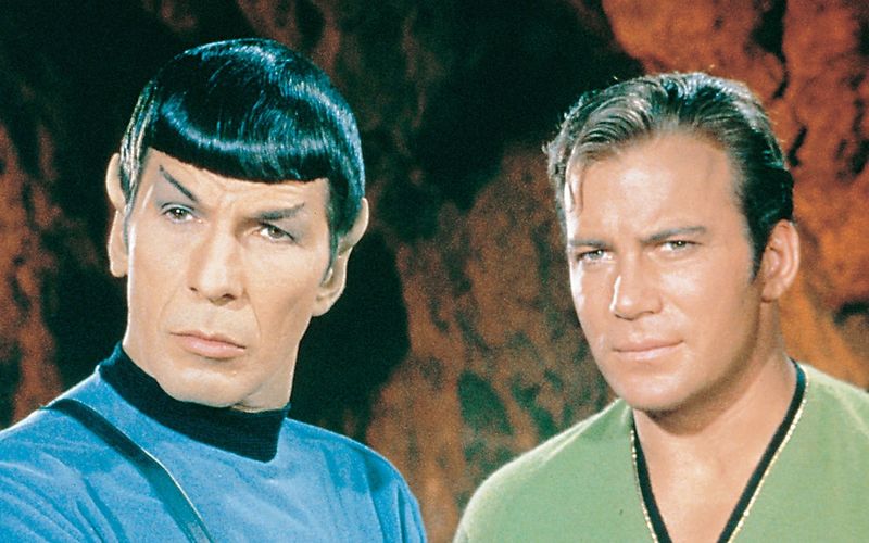 Dank der Rückbesinnung auf klassische Tugenden, spannender Figuren und feinen Humors haben sich die "Strange New Worlds"-Abenteuer von Captain Christopher Pike und seiner Crew zu einem Liebling unter den "Star Trek"-Fans entwickelt. Aber welche Serien haben Maßstäbe gesetzt, welche enttäuschten trotz großer Namen? Und war früher, zu Zeiten von Captain Kirk und Mister Spock (Bild), wirklich alles besser? Ein Überblick - gemessen an den IMDb- und Rotten-Tomatoes-Wertungen.
