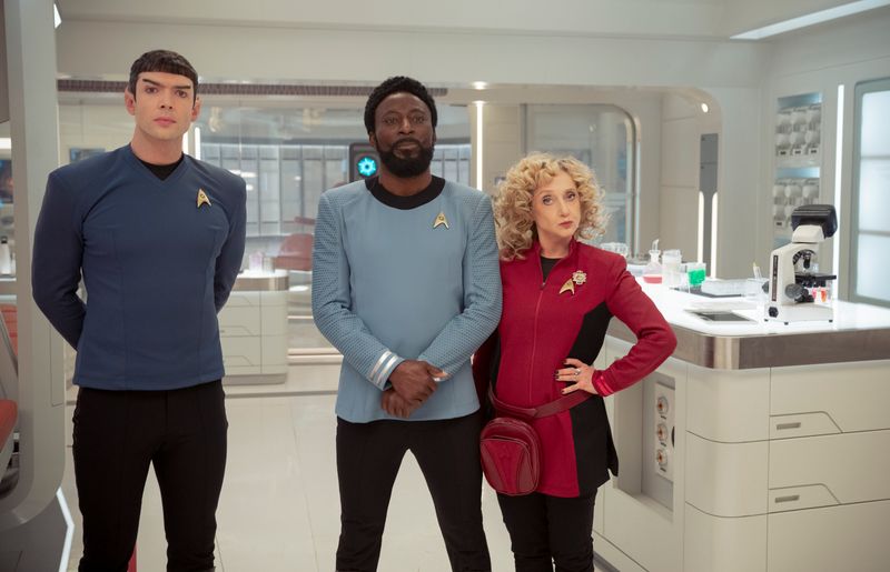 Gespannt auf neue Welten in Staffel drei (von links): Ethan Peck als Spock, Babs Olusanmokun als M'Benga und Carol Kane als Pelia in "Star Trek: Strange New Worlds".
