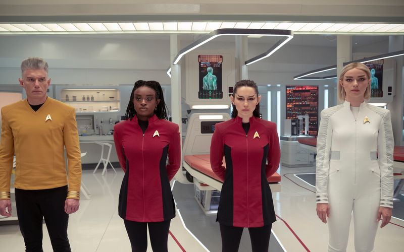 Am 17. Juli startet die Crew der USS Enterprise in ihre dritte Staffel. "Star Trek: Strange New Worlds" knüpft als Serie klug an Ideen und Ästhetik der Originalserie aus den Jahren 1966 bis 1969 an. Es wirken mit (von links): Anson Mount als Captain Pike, Celia Rose Gooding als Uhura, Christina Chong als La'an und Jess Bush als Chapel. 