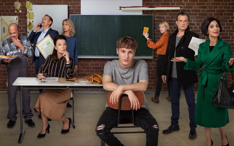 Das Ensemble des brillanten Schul-Kammerspiels "Das Unwort" (von links): Florian Martens, Devid Striesow, Iris Berben, Ursina Lardi, Samuel Benito, Anna Brüggemann, Thomas Sarbacher und Neda Rahmanian.
