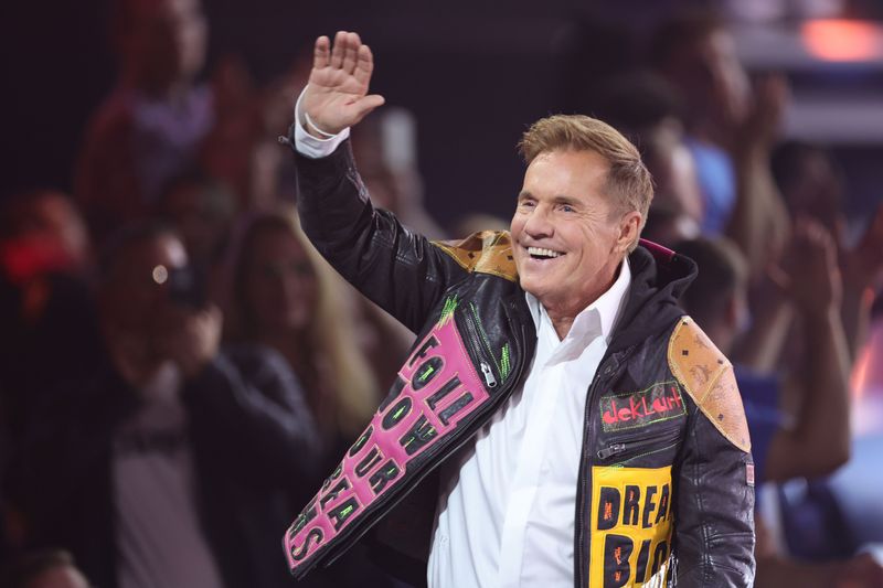 Dieter Bohlen darf bei DSDS 2026 zwei neue Gesichter am Jury-Pult begrüßen.