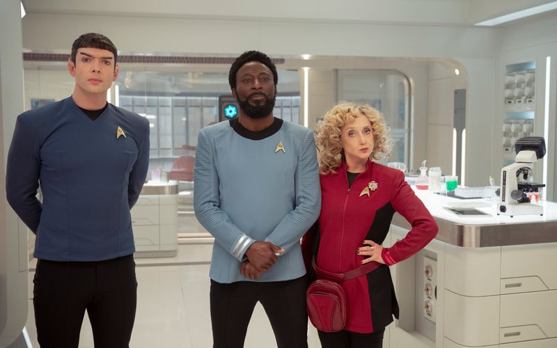 Gespannt auf neue Welten in Staffel drei (von links): Ethan Peck als Spock, Babs Olusanmokun als M'Benga und Carol Kane als Pelia in "Star Trek: Strange New Worlds".