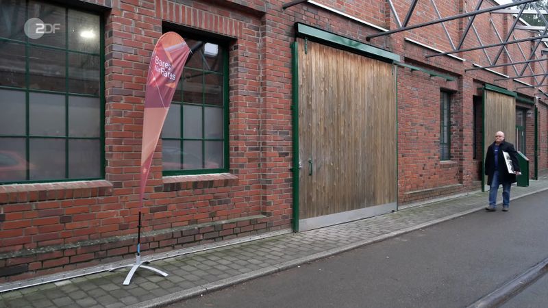 Als Zuschauer konnte man schon an den Liedzeilen erkennen, worum es gehen könnte: "Verdamp lang her" schallte es aus den Boxen, als Walter mit seinen Verkaufsobjekten unter dem Arm und den Worten "Das so zu bekommen, wird ziemlich schwierig sein" ins "Bares für Rares"-Studio stapfte.