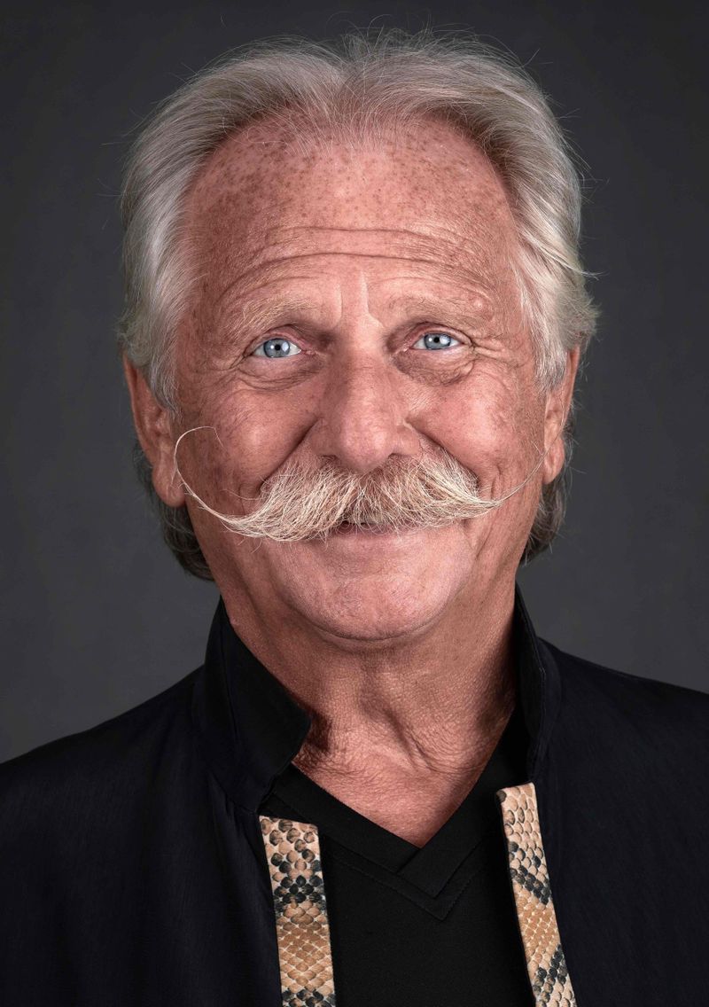 Henning Krautmacher spielte 36 Jahre bei der Kölner Kultband Höhner. Ende 2022 stieg der ehemalige Pädagogik-Stundent, der nun einen älteren Lehrer im Impro-Film "Andere Eltern - Die 1. Klasse" verkörpert, aus der Band aus. Im Interview verrät er, was das mit ihm - unerwartet - gemacht hat.