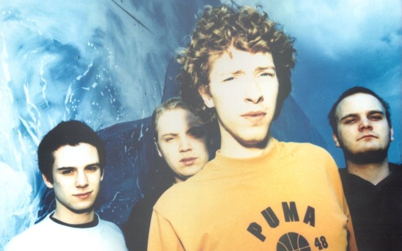 Na, haben Sie sie sofort erkannt? Vor 25 Jahren, am 10. Juli 2000, erschien mit "Parachutes" das erste Album von Coldplay. Inzwischen kennt jeder die Band um Sänger Chris Martin (zweiter von rechts). Aber wussten Sie auch, dass die Briten schon Musik im Weltall veröffentlichten und bei der Trauerfeier eines berühmten Tech-Gurus auftraten? Die Galerie präsentiert kuriose Fakten aus dem Coldplay-Kosmos.