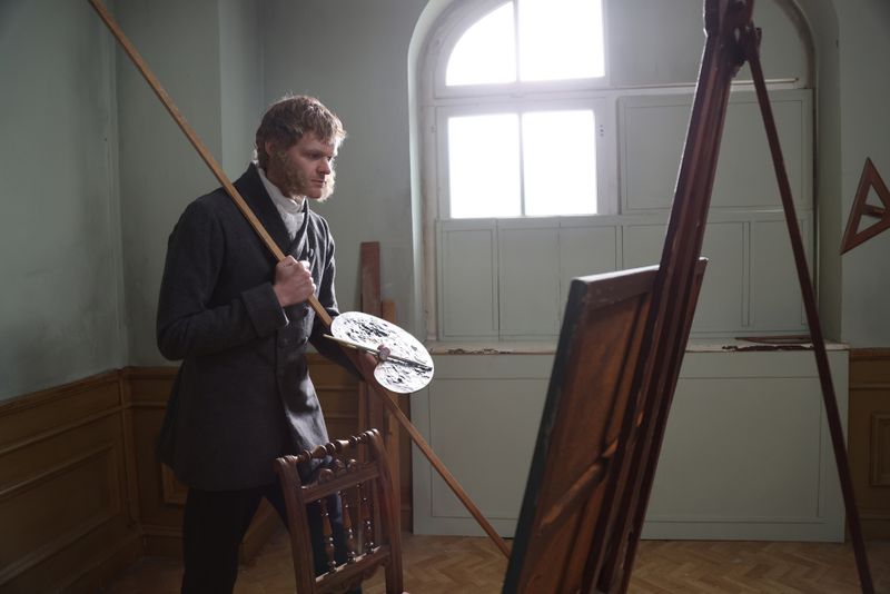 Valentin Ziebritzki spielt den berühmten Maler Caspar David Friedrich. 