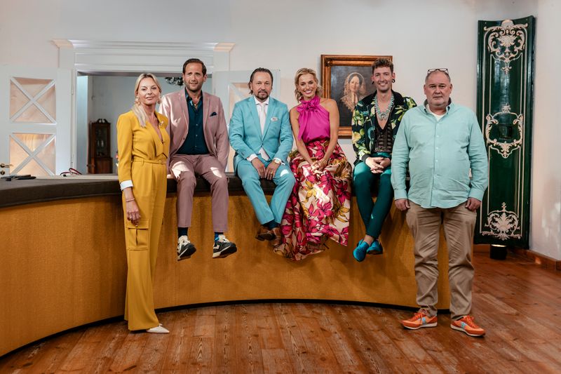 Die Händlerinnen und Händler (von links) sind schon gespannt auf die neuesten Stücke: Susanne Steiger, Julian Schmitz-Avila, Wolfgang Pauritsch, Dr. Elisabeth Nüdling, Fabian Kahl und Walter Lehnertz.