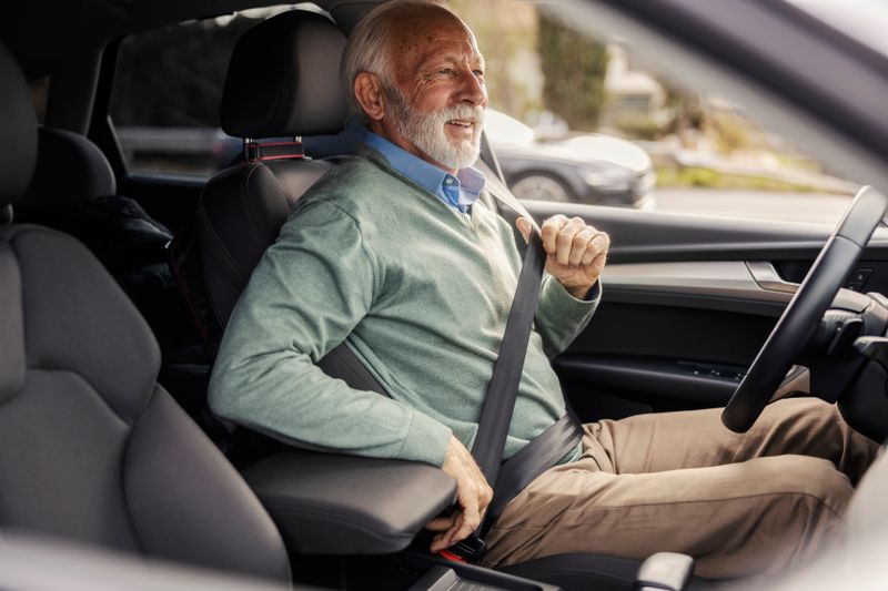 Statt Verletzungen vorzubeugen, können Gurte und Airbags das Verletzungsrisiko bei Senioren steigern.